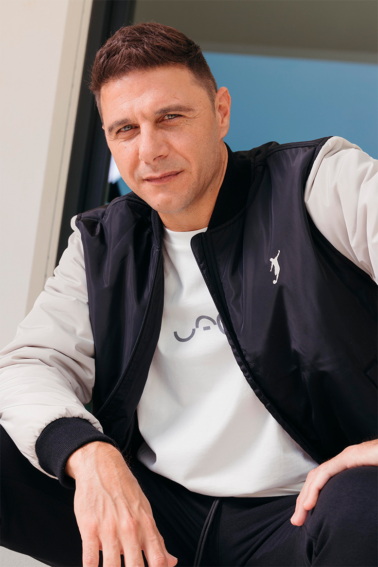 Collection of Camiseta Classic UACO blanco roto in a gallery layout